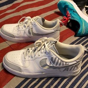 NIKE AIR FORCE 1 LV8